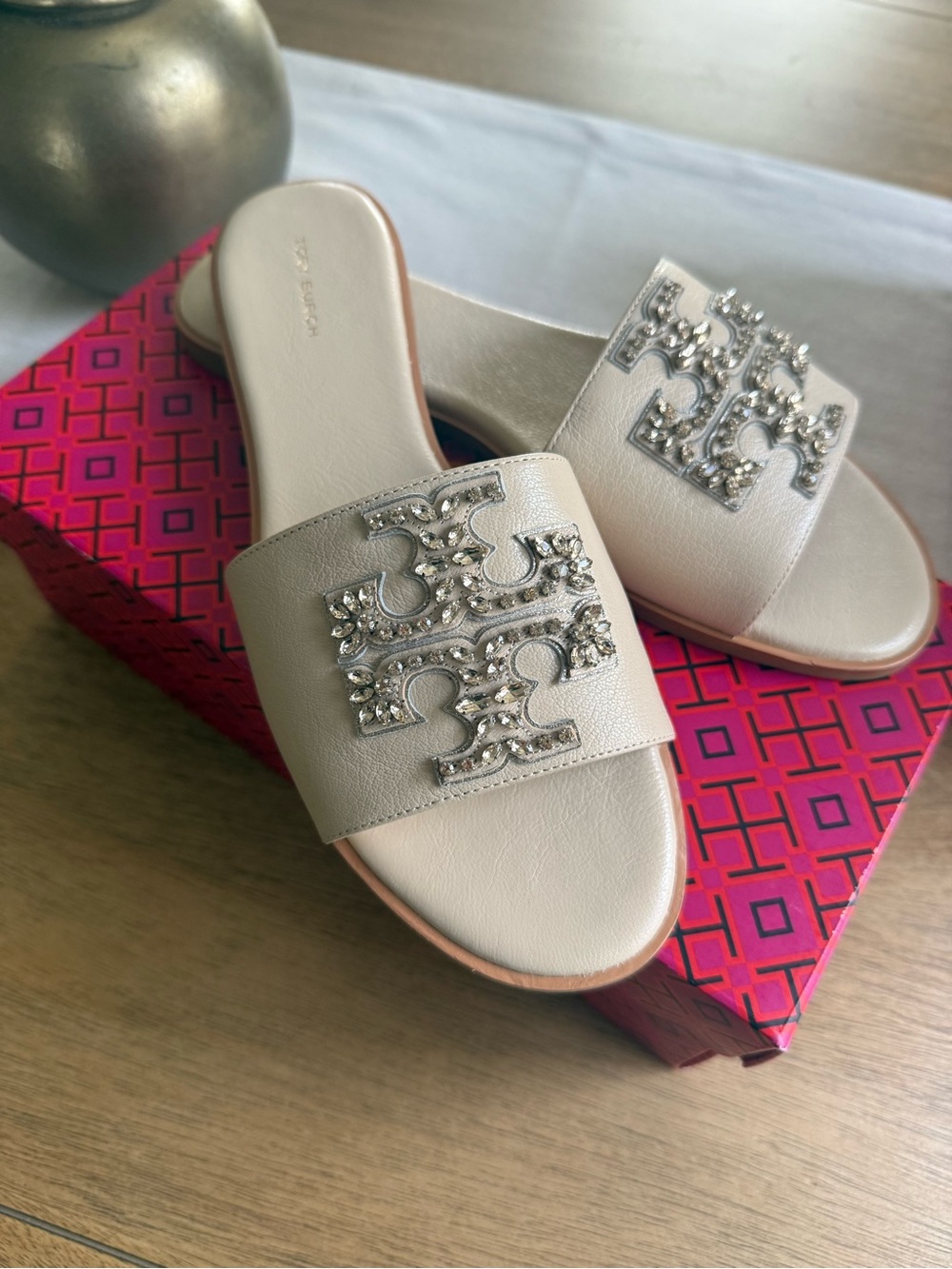 New tory burch EVERLY EMBELLISHED SLIDE
FELLINI DOMESTIC in Dulce leche - Picture 7 of 9